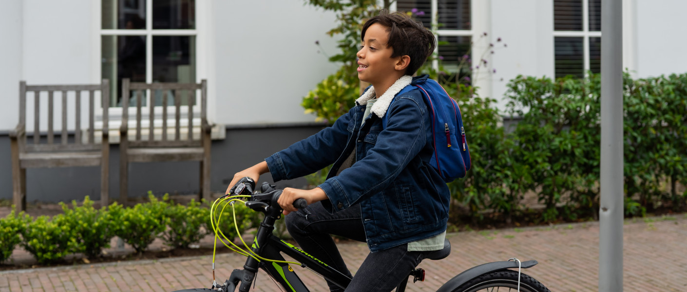 Jongen op de fiets